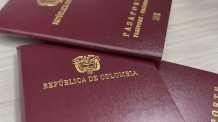 Documentos de pasaporte colombiano utilizados como referencia en noticia sobre suspensión de trámites por ataque cibernético en el sistema de la Cancillería