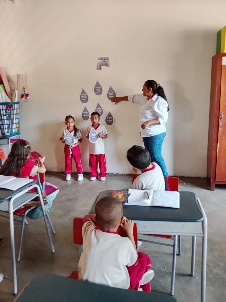 Docente enseña a estudiantes de primaria sobre el cuidado del agua en aula escolar de San Juan del Cesar
