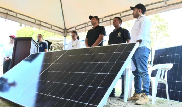 Paneles solares instalados en Gamarra como parte del proyecto para apoyar la operación de Empugam
