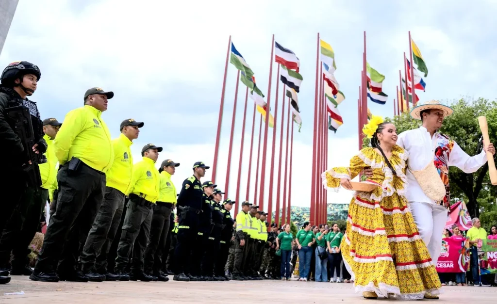 Pareja de piloneras bailando frente a una formación de la Policía Nacional durante el lanzamiento del plan Festival Vallenato Seguro.