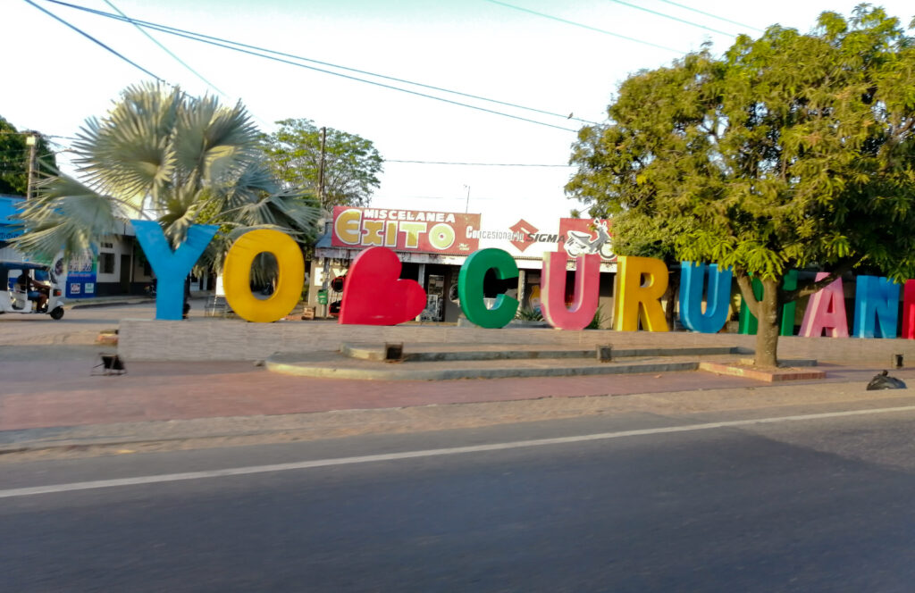 Letrero “Yo amo Curumaní” en el municipio de Curumaní, Cesar, como referencia del lugar donde preocupa el consumo de drogas