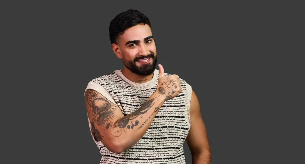 Eidevin, exparticipante de La Casa de los Famosos, sonriendo y haciendo el gesto de pulgar arriba, mostrando confianza antes de su eliminación del reality.