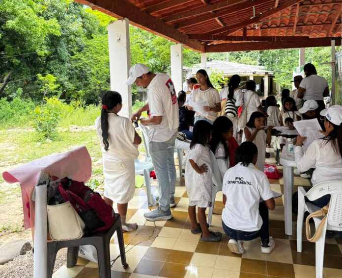 Profesionales de la salud atienden a niños y niñas del pueblo Wiwa durante una jornada de prevención y atención integral en la zona rural de Dibulla, La Guajira.