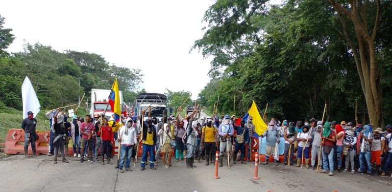 Campesinos protestan por el mal estado de las vías rurales en el Cesar bloqueando carretera con banderas