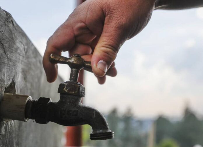 Llave de agua como referencia al racionamiento de agua en Gamarra por la crisis financiera de Empugam