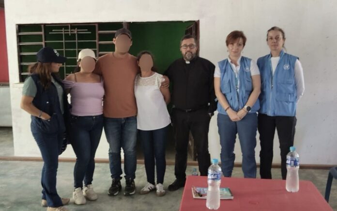 Jairo Adelso Aparicio Reyes junto a la comisión humanitaria de la ONU y la Iglesia Católica tras su liberación.