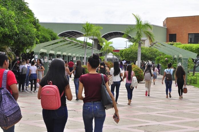 Estudiantes ingresan a la Universidad Popular del Cesar durante proceso de inscripciones de pregrado 2026