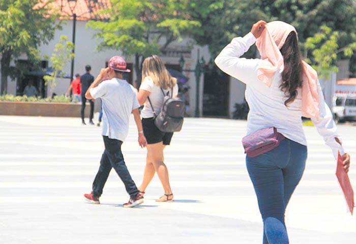 Personas caminando bajo altas temperaturas en Valledupar durante jornada de clima extremo en el Cesar