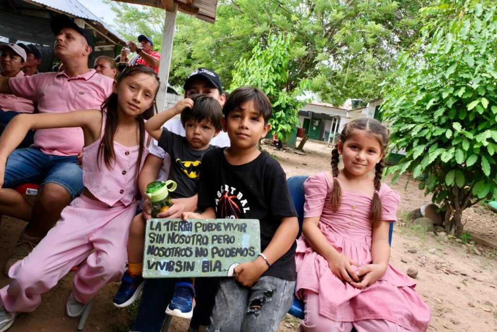 Niños de comunidades rurales del sur del Cesar durante encuentro del Gobierno Nacional para impulsar la educación campesina