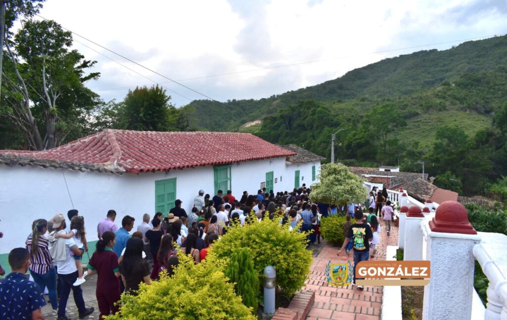 Personas reunidas en González Cesar en medio de la llegada de desplazados y la falta de atención de la Personería municipal