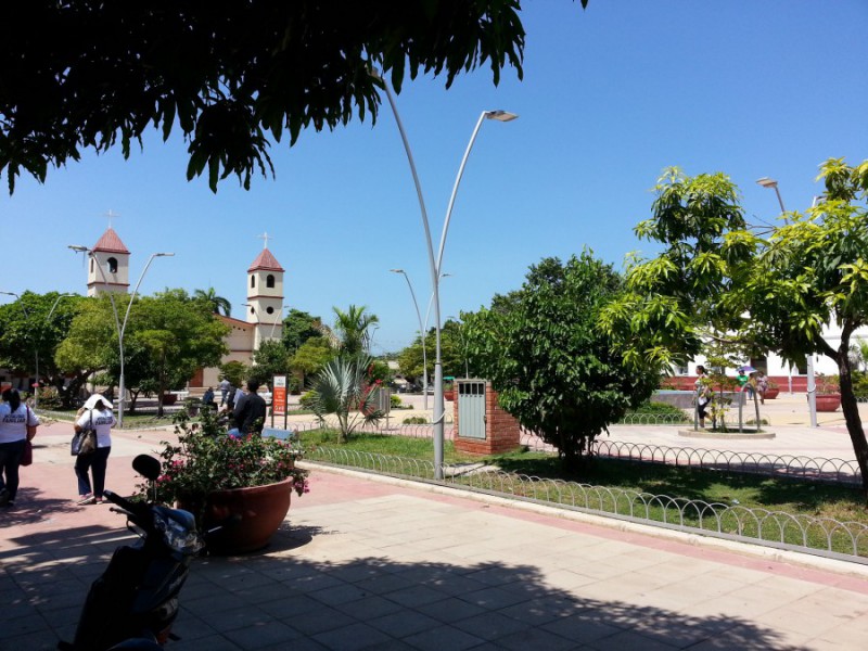 Vista del parque principal de Agustín Codazzi, Cesar, municipio donde ocurrió el ataque sicarial en el bar El Neón.