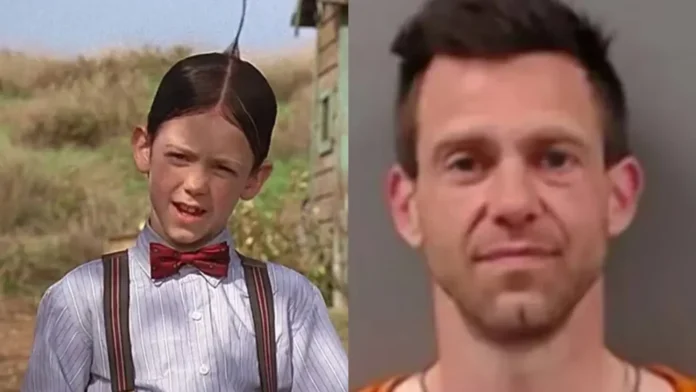 Composición fotográfica de Brandon Hall mostrando un dramático antes y después: a la izquierda como el tierno niño 'Alfalfa' en Pequeños Traviesos (con su característico peinado y corbatín), y a la derecha su reciente fotografía policial vistiendo uniforme de detenido tras ser arrestado.