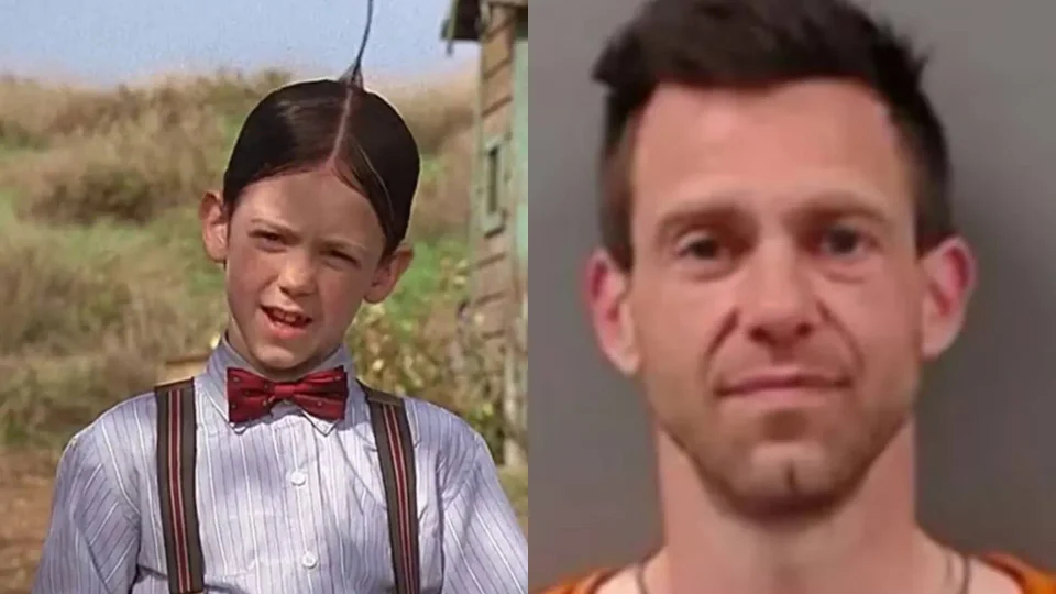 Composición fotográfica de Brandon Hall mostrando un dramático antes y después: a la izquierda como el tierno niño 'Alfalfa' en Pequeños Traviesos (con su característico peinado y corbatín), y a la derecha su reciente fotografía policial vistiendo uniforme de detenido tras ser arrestado.