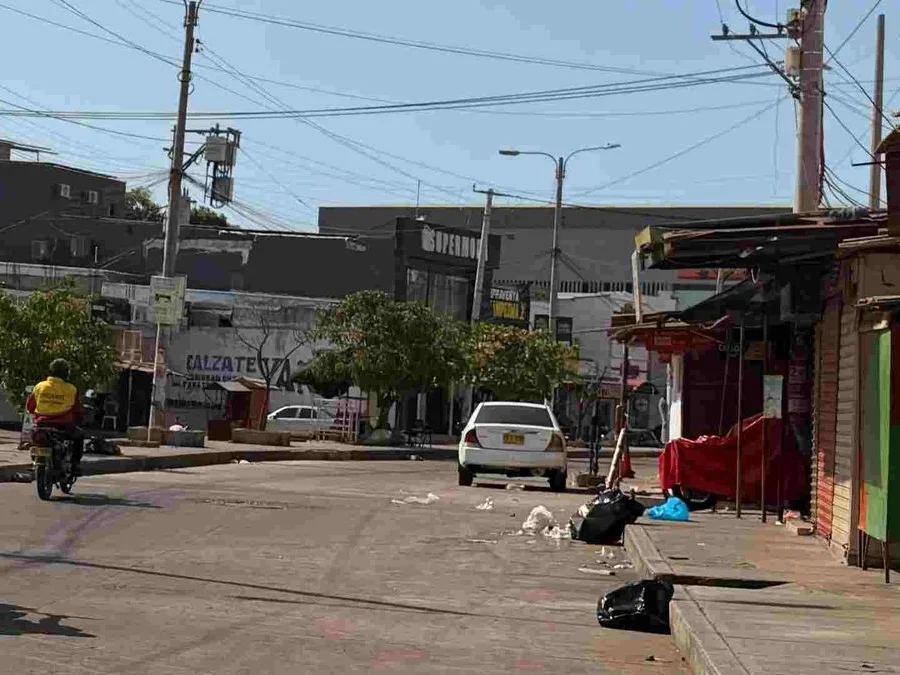 Calle de Riohacha con comercios cerrados y poca circulación tras amenaza de paro armado