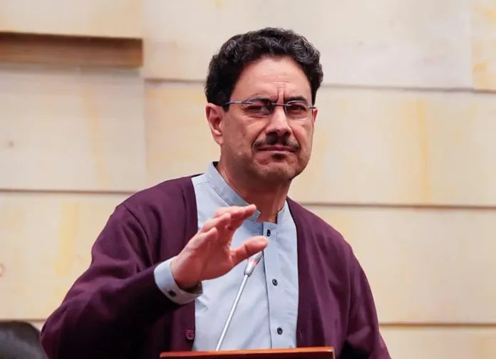 Iván Cepeda en el Congreso de la República hablando sobre debates presidenciales 2026