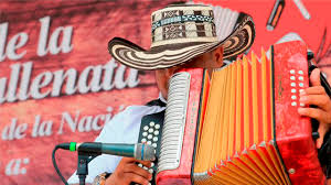 Un músico toca el acordeón durante una de las competencias del Festival de la Leyenda Vallenata en Valledupar.