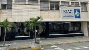 Captura de pantalla de la audiencia judicial virtual contra integrantes de la banda 'El Mesa' en Bello. Un miembro, resaltado con un círculo rojo, levanta el dedo medio de forma ofensiva hacia la cámara, mientras otro muestra frustración.