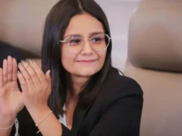 Angie Rodríguez aplaudiendo durante su gestión oficial como gerente del Fondo de Adaptación antes del escándalo.