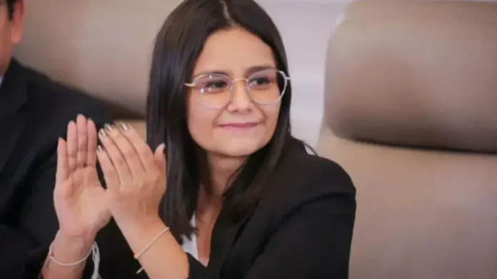 Angie Rodríguez aplaudiendo durante su gestión oficial como gerente del Fondo de Adaptación antes del escándalo.