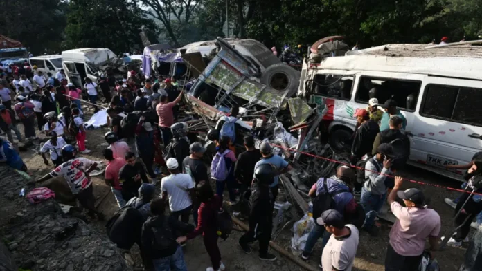 Escena del atentado en el Cauca hoy con vehículos destruidos y civiles en la Vía Panamericana tras explosión.