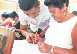 Imagen que refleja la problemática del analfabetismo en el Cesar, donde miles de personas, especialmente adultos, enfrentan dificultades para leer y escribir según cifras recientes del DANE.