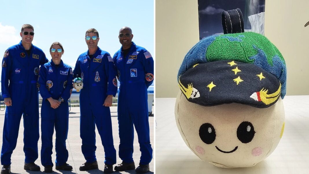 Rise peluche Artemis II diseñado por un niño con detalles inspirados en la Tierra y la Luna