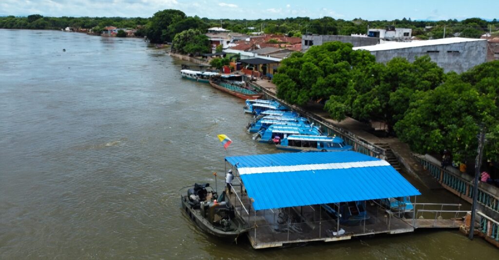 Vista aérea del muelle fluvial de Gamarra con embarcaciones atracadas a orillas del río Magdalena