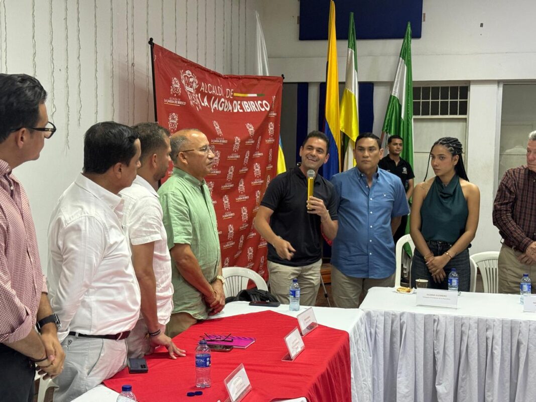 Juliana Guerrero, delegada presidencial, observando la intervención de otros funcionarios durante una reunión oficial sobre la sede de la UPC, con el pendón de la Alcaldía de La Jagua de Ibirico de fondo.