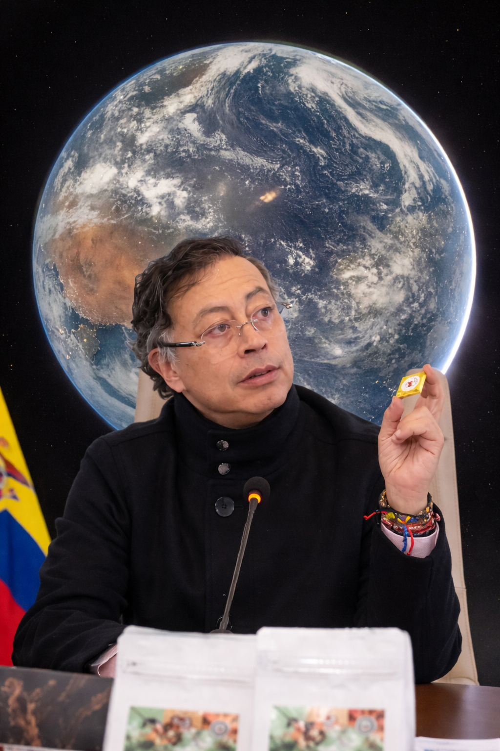 Fotomontaje del presidente Gustavo Petro hablando por micrófono, con la fotografía de la Tierra desde el espacio de fondo, en alusión a su polémico discurso sobre la NASA.