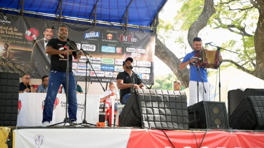 Verseador improvisando en la tarima de la Piqueria Mayor durante el Festival de la Leyenda Vallenata 2026.
