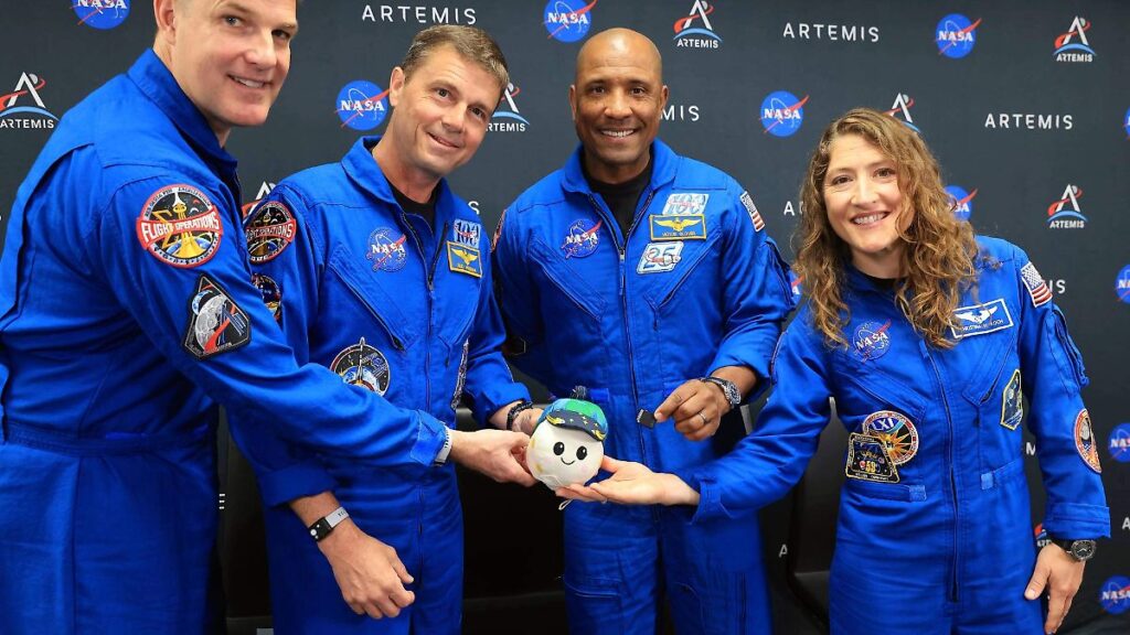 Rise peluche Artemis II junto a astronautas de la NASA durante la misión