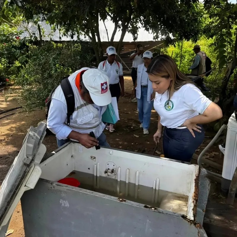 Técnicos de salud ambiental inspeccionan depósitos de agua para eliminar criaderos de mosquitos en el territorio Wiwa de Dibulla.