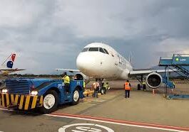 Avión en aeropuerto Alfonso López de Valledupar durante aumento de vuelos por el Festival Vallenato 2026