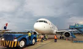 Avión en aeropuerto Alfonso López de Valledupar durante aumento de vuelos por el Festival Vallenato 2026