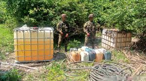 Galones de combustible recuperados por el Ejército en zona rural del Cesar en operativo contra el Clan del Golfo