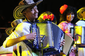 Un joven acordeonero con sombrero vueltiao compitiendo en el Festival de la Leyenda Vallenata, símbolo del turismo en Colombia.