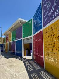 Fachada colorida del nuevo Punto de Abastecimiento Solidario (PAS) en San Juan del Cesar, entregado por el Gobierno Nacional.