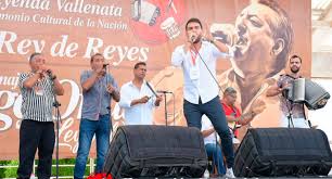 Cantante y compositores en tarima durante el concurso de Canción Inédita en el Festival Vallenato 2026 en Valledupar.