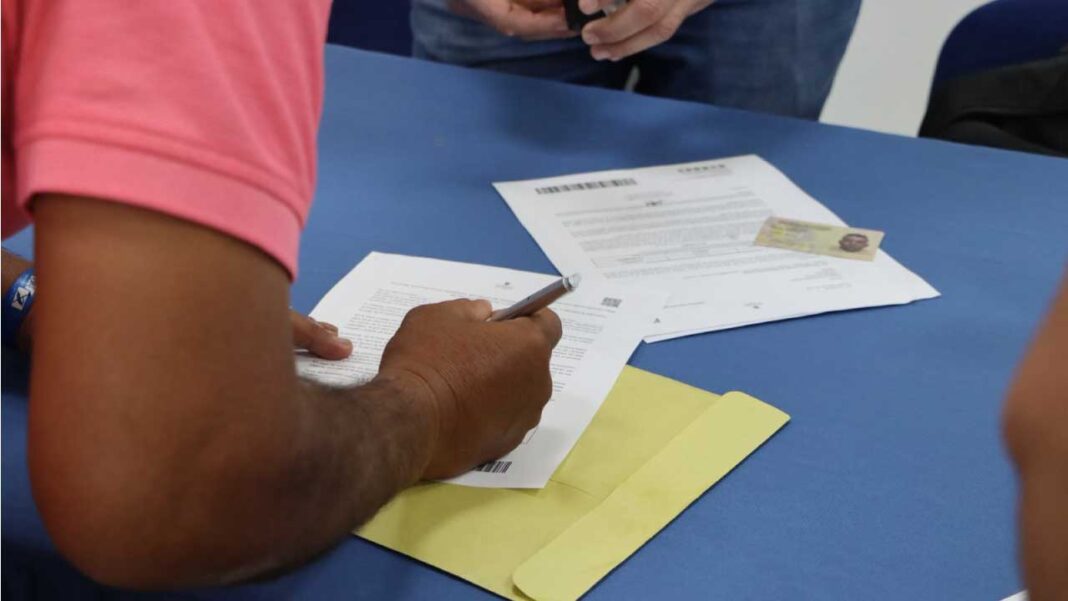 Firma de documentos en proceso de reparación por ejecución extrajudicial en Curumaní, Cesar