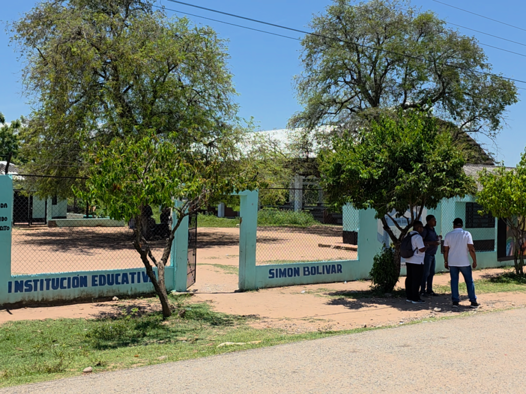 Entrada de la Institución Educativa Simón Bolívar en Llerasca con falta de cerramiento y problemas de seguridad