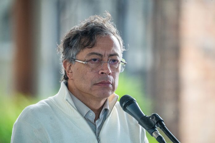 Gustavo Petro, presidente de Colombia, durante un discurso público sobre la libertad de prensa y medios de comunicación.