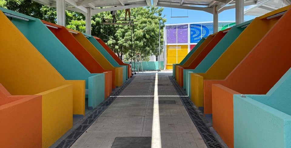 Módulos de venta coloridos dentro del nuevo Punto de Abastecimiento Solidario (PAS) en San Juan del Cesar, La Guajira.