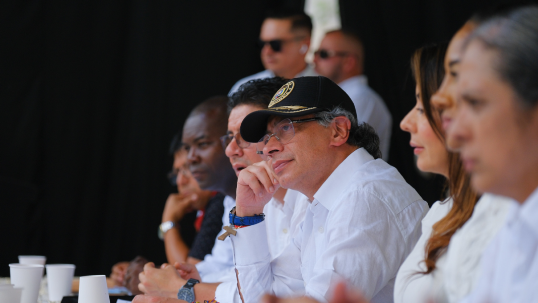 Gustavo Petro durante evento público en medio de controversia por advertencia a alcaldes por paro del predial en Colombia