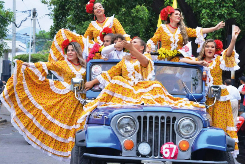 Piloneras en desfile del Festival Vallenato en Valledupar durante la llegada masiva de turistas por vía terrestre