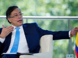 Presidente Gustavo Petro gesticulando y hablando durante una rueda de prensa sobre el salario mínimo y política nacional.