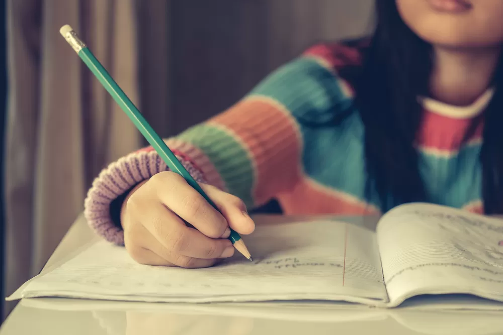 Educación en el Cesar: estudiante escribe en cuaderno en medio de crisis de analfabetismo