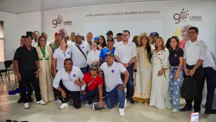 Representantes del Gobierno, alcaldes de Uribia y Manaure, y líderes comunitarios durante la socialización del proyecto de la subestación móvil en La Guajira.