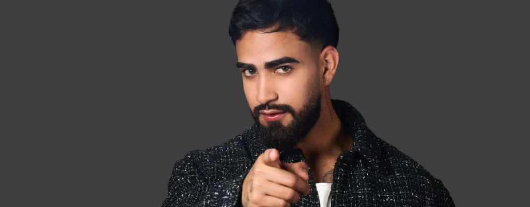 Eidevin, participante de La Casa de los Famosos, señalando con el dedo hacia el frente en una foto de estudio tras su eliminación.