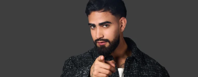 Eidevin, participante de La Casa de los Famosos, señalando con el dedo hacia el frente en una foto de estudio tras su eliminación.