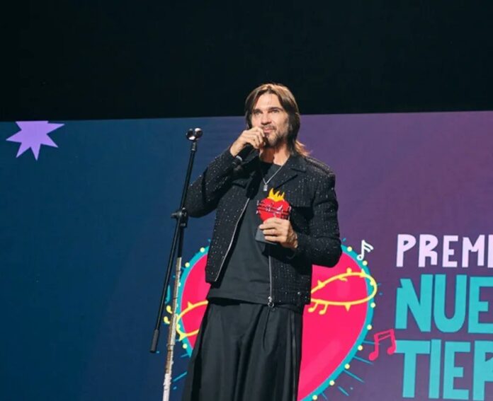 Juanes recibe homenaje durante los Premios Nuestra Tierra 2026 en una emotiva ceremonia musical en Colombia.